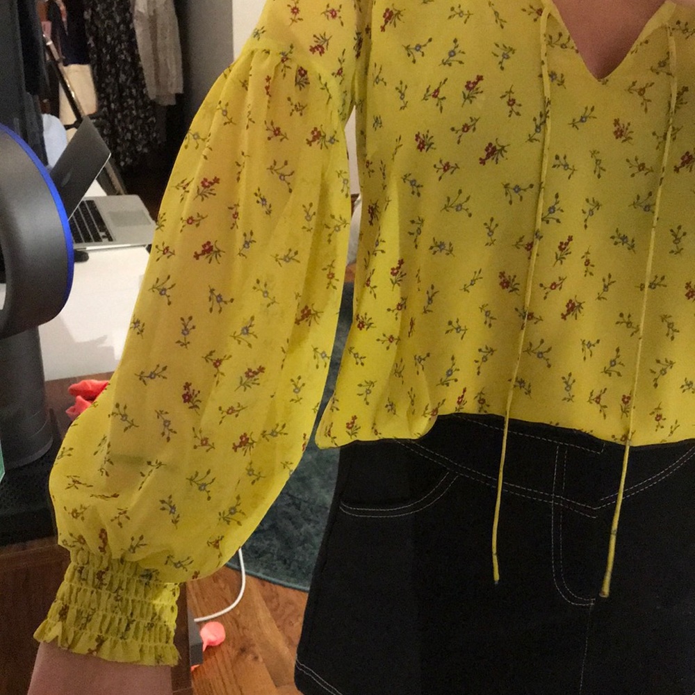 ✨Flower Top ✨ - Picture 3 of 4